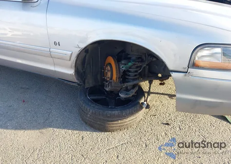 2004 Mercury Marauder z USA, uszkodzony, nr VIN 2MEHM79VX4X681868